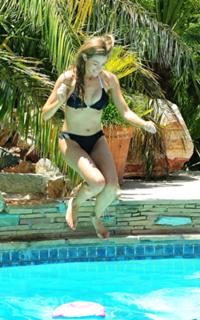 Denise Richards feet photo thumbnail
