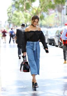 Olivia Culpo feet photo thumbnail