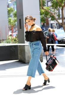 Olivia Culpo feet photo thumbnail