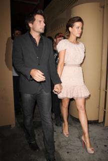Kate Beckinsale feet photo thumbnail