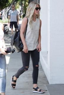 Julianne Hough feet photo thumbnail