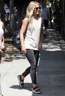 Julianne Hough feet photo thumbnail