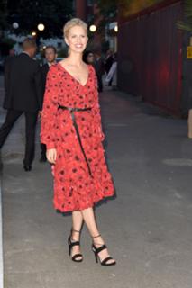 Karolina Kurkova feet photo thumbnail