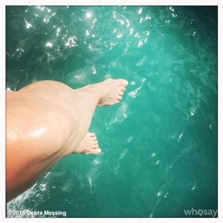 Debra Messing feet photo thumbnail