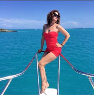 Debra Messing feet photo thumbnail