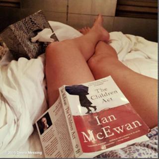 Debra Messing feet photo thumbnail