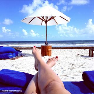 Debra Messing feet photo thumbnail