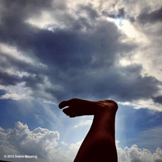 Debra Messing feet photo thumbnail