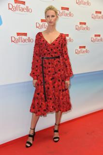 Karolina Kurkova feet photo thumbnail