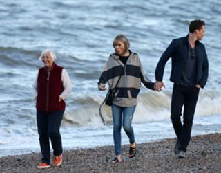 Taylor Swift feet photo thumbnail