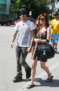 Ashlee Simpson feet photo thumbnail