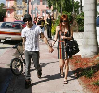 Ashlee Simpson feet photo thumbnail