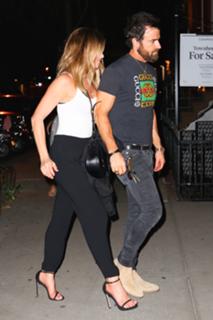 Jennifer Aniston feet photo thumbnail