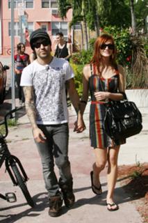 Ashlee Simpson feet photo thumbnail