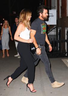 Jennifer Aniston feet photo thumbnail