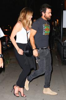 Jennifer Aniston feet photo thumbnail