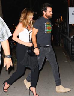 Jennifer Aniston feet photo thumbnail