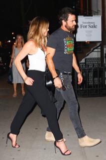 Jennifer Aniston feet photo thumbnail