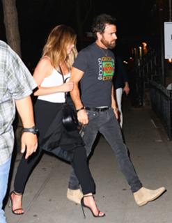 Jennifer Aniston feet photo thumbnail