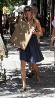 Gisele Bündchen feet photo thumbnail