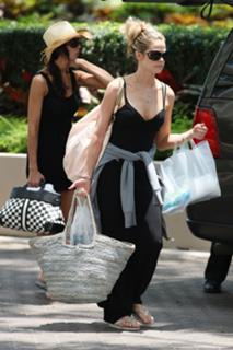 Denise Richards feet photo thumbnail