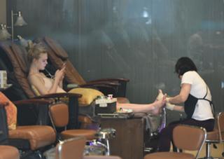 Elle Fanning feet photo thumbnail