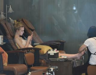 Elle Fanning feet photo thumbnail