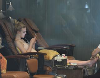 Elle Fanning feet photo thumbnail