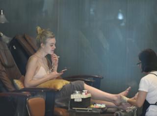 Elle Fanning feet photo thumbnail