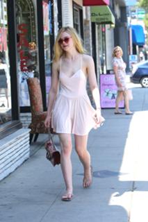 Elle Fanning feet photo thumbnail