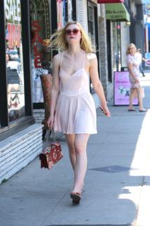 Elle Fanning feet photo thumbnail