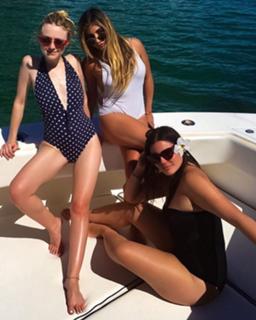Dakota Fanning feet photo thumbnail