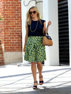 Reese Witherspoon feet photo thumbnail