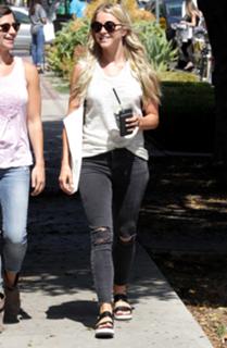 Julianne Hough feet photo thumbnail
