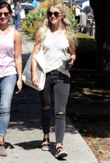 Julianne Hough feet photo thumbnail