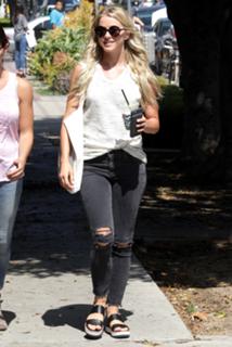 Julianne Hough feet photo thumbnail