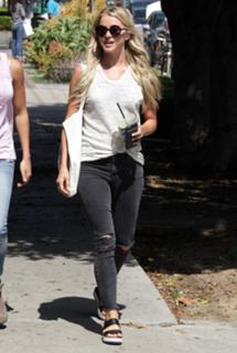 Julianne Hough feet photo thumbnail