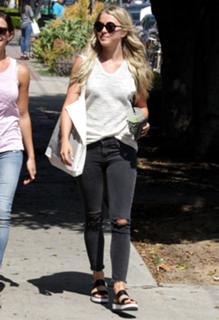 Julianne Hough feet photo thumbnail