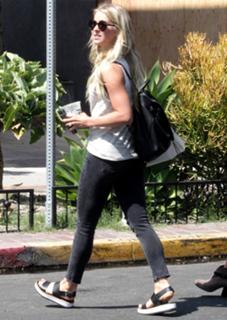 Julianne Hough feet photo thumbnail