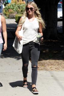 Julianne Hough feet photo thumbnail