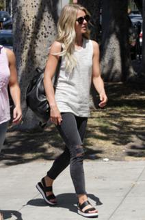 Julianne Hough feet photo thumbnail