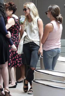 Julianne Hough feet photo thumbnail