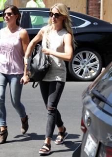 Julianne Hough feet photo thumbnail