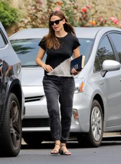 Jennifer Garner feet photo thumbnail
