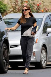 Jennifer Garner feet photo thumbnail
