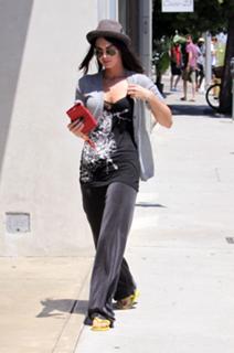Megan Fox feet photo thumbnail