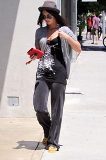 Megan Fox feet photo thumbnail