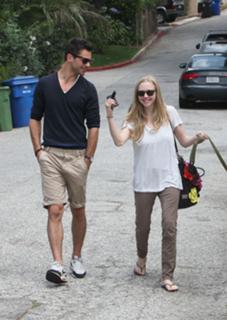 Amanda Seyfried feet photo thumbnail