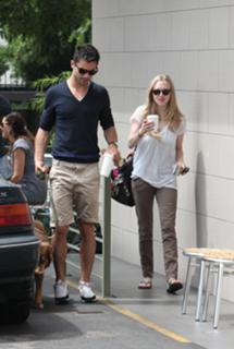 Amanda Seyfried feet photo thumbnail