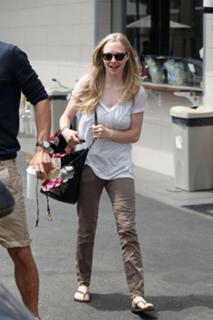 Amanda Seyfried feet photo thumbnail